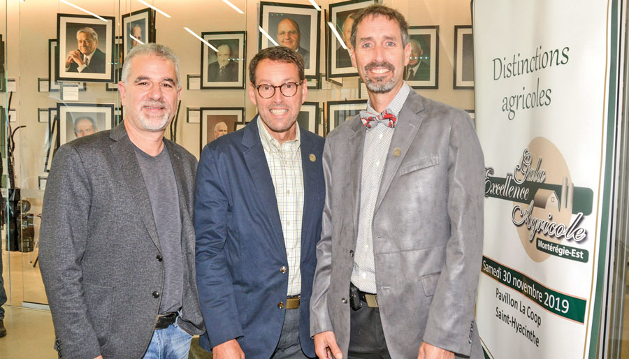 Sur la photo, dans l’ordre habituel, Marco Lavallée, directeur technique et artistique du Gala excellence agricole; François Brouillard, directeur général de la Société d’agriculture de Saint-Hyacinthe, et Dominic Sansoucy, président du comité organisateur du gala. Photo François Larivière | Le Courrier ©