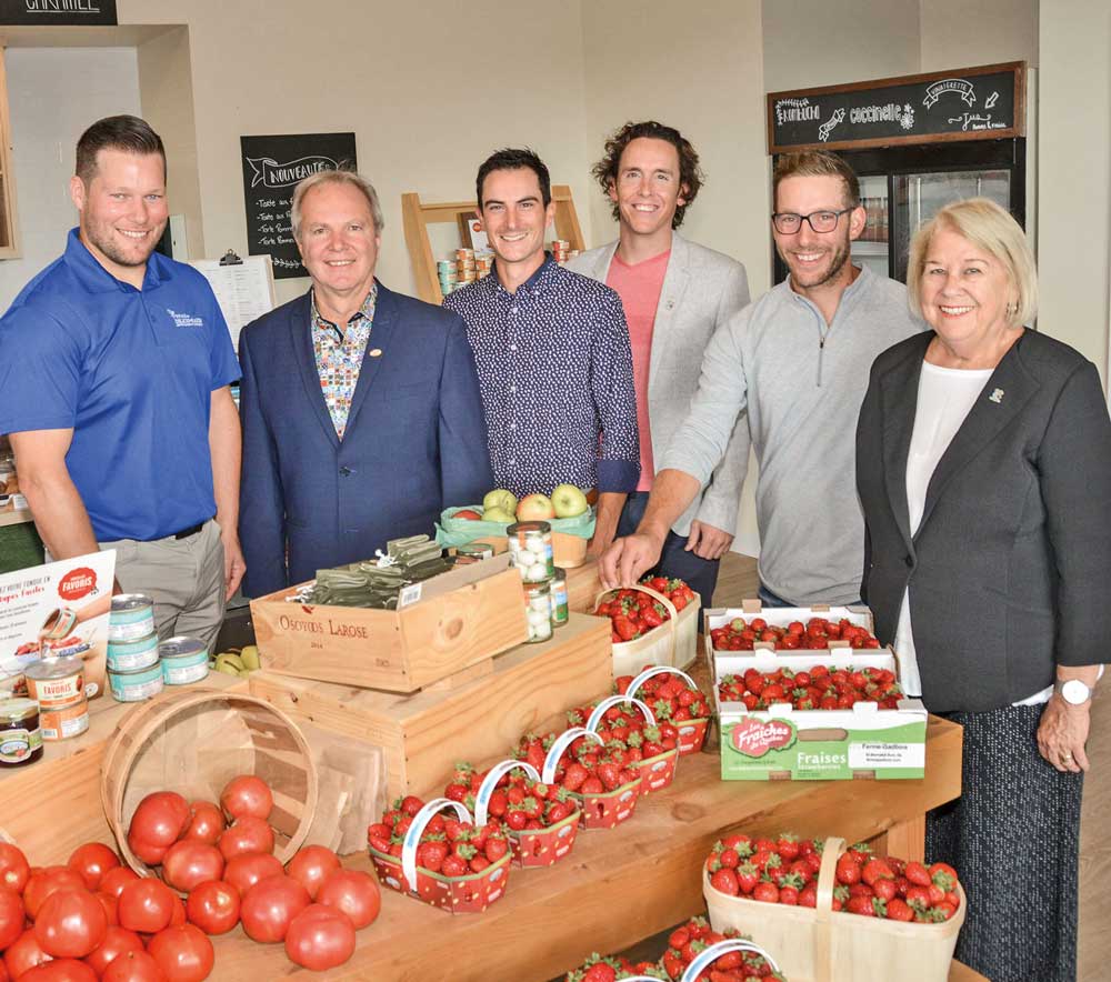 Sur la photo dans l’ordre habituel, Marc-Antoine Pelletier, lauréat 2018; Serge Lefebvre, président de la Fondation Agria; Kévin Richard, lauréat 2018; Steve Carrière, agent de développement à la MRC des Maskoutains; Jonathan Gadbois, lauréat 2017; et Francine Morin, préfet de la MRC des Maskoutains. Photo François Larivière | Le Courrier ©