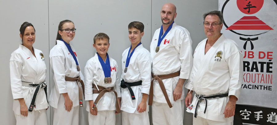 Sur la photo, on retrouve au centre les quatre médaillés de la Coupe du Québec, Laurimai Lafond, Alexis Dionne, Ulysse Desmarais et Simon Roy, en compagnie des instructeurs du Club de karaté maskoutain, sensei Lucie Hébert et sensei Ricardo Ferro. Photo gracieuseté