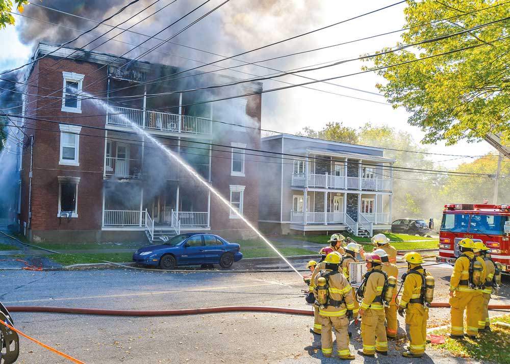 L’incendie de la rue Morison a mobilisé une soixantaine de pompiers dimanche après-midi.
Photo François Larivière | Le Courrier ©