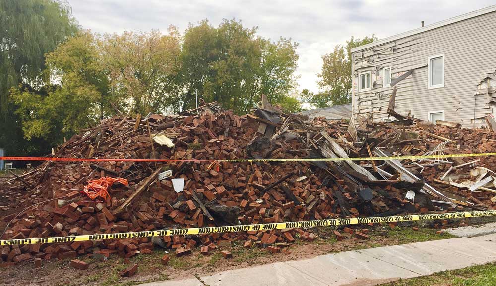 Il ne reste que des débris de l’immeuble de six logements où vivaient 23 personnes. Photo | Le Courrier ©
