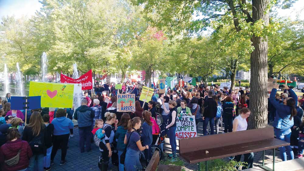 Le parc Casimir-Dessaulles a été investi par les manifestants vendredi matin dans le cadre d’une marche locale pour le climat. 
Photo Rémi Léonard © Le Courrier