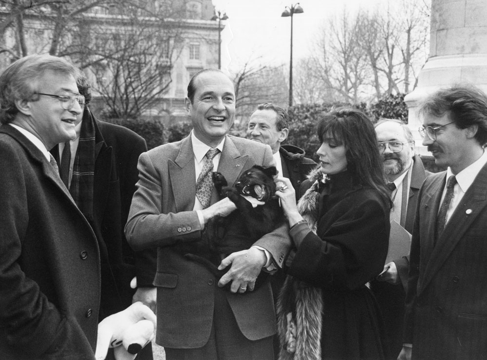 En 1987, le jeune Labrador Maskou avait fait le voyage jusqu’à Paris pour être remis à Jacques Chirac qui occupait alors les fonctions de premier ministre de la France et maire de Paris. Sur la photo, de gauche à droite, Jean-Louis Roy, délégué général du Québec à Paris; Jacques Chirac; Marie Laforêt, chanteuse et actrice française et marraine de Maskou; le Dr André Dallaire, vice-doyen de la Faculté de médecine vétérinaire de Saint-Hyacinthe; et Charles Messier, député de Saint-Hyacinthe. Photo Centre d’histoire de Saint-Hyacinthe - Crédit Jean-Bernard Porée