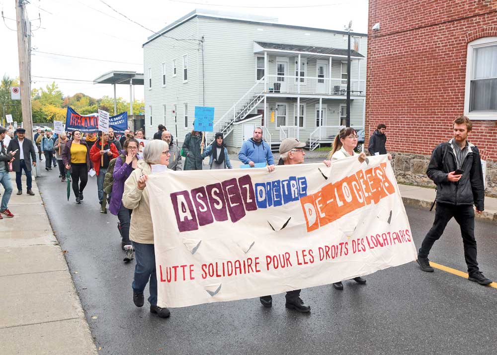 Les marcheurs se sont dirigés vers les propriétés visées par Groupe Sélection pour son nouveau projet immobilier en sol maskoutain. Photo Robert Gosselin | Le Courrier ©
