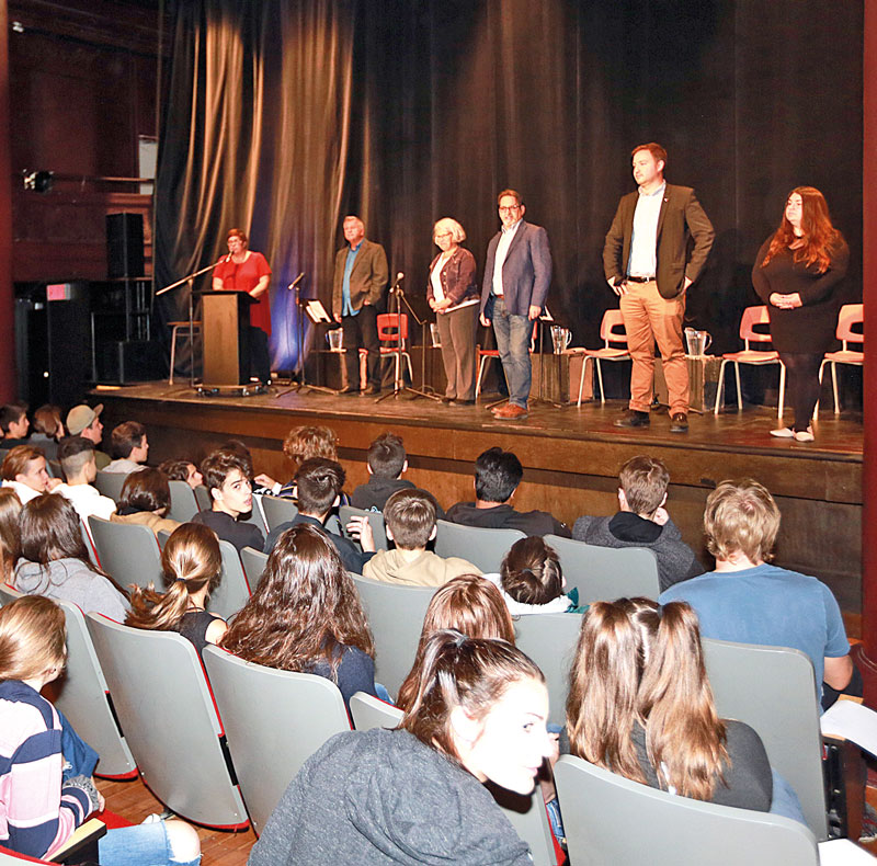 Deux jours après le passage des candidats, les jeunes de Casavant ont pu exprimer leur préférence dans le cadre d’un scrutin tenu à leur école. Photo Robert Gosselin | Le Courrier ©