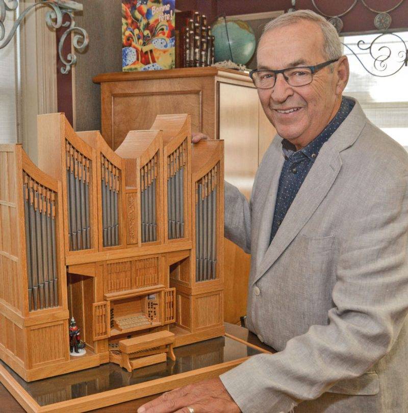 Fernand Létourneau, fondateur d’Orgues Létourneau, pose à côté de la maquette de l’Opus 52, un orgue qui se trouve au Mount Royal Conservatory de Calgary. Photothèque | Le Courrier ©