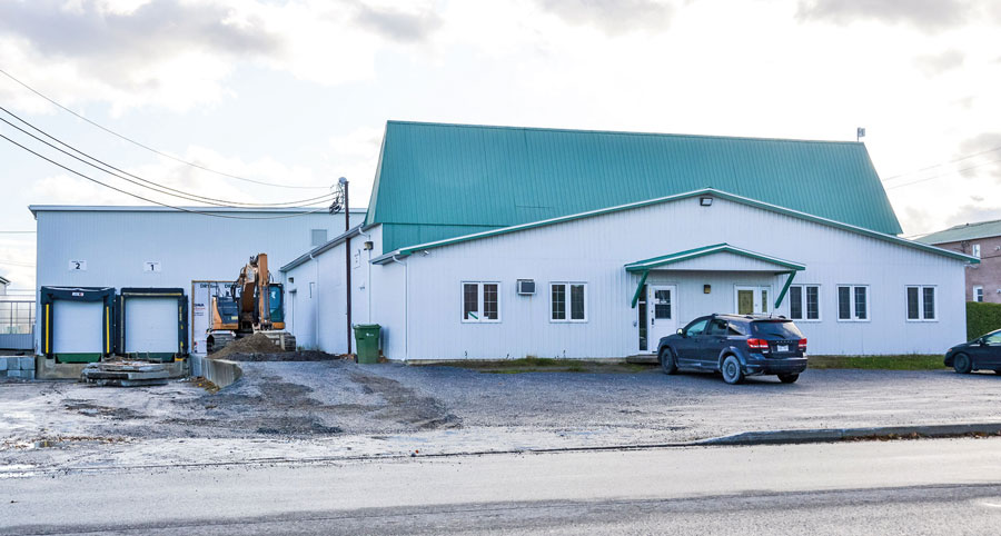 Les deux bâtisses industrielles qui appartenaient au manufacturier Emballages Mitchel-Lincoln ont été vendues à Quéfer qui exploite une usine spécialisée dans la fabrication de pièces métalliques sur mesure. Photo François Larivière | Le Courrier ©