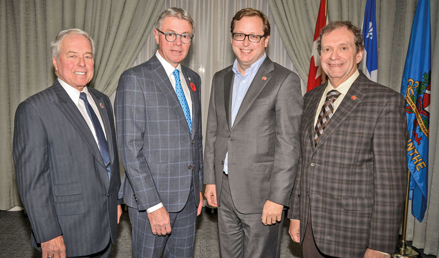 En compagnie du maire Claude Corbeil, on reconnaît Michel Laguë, président de la Croix-Rouge section Les Maskoutains, Benoit Chartier, éditeur du COURRIER et président d’honneur du Cabinet de campagne 2019 de Centraide Richelieu-Yamaska, ainsi que Louis Héroux, directeur général de Centraide Richelieu-Yamaska. Photo François Larivière | Le Courrier ©