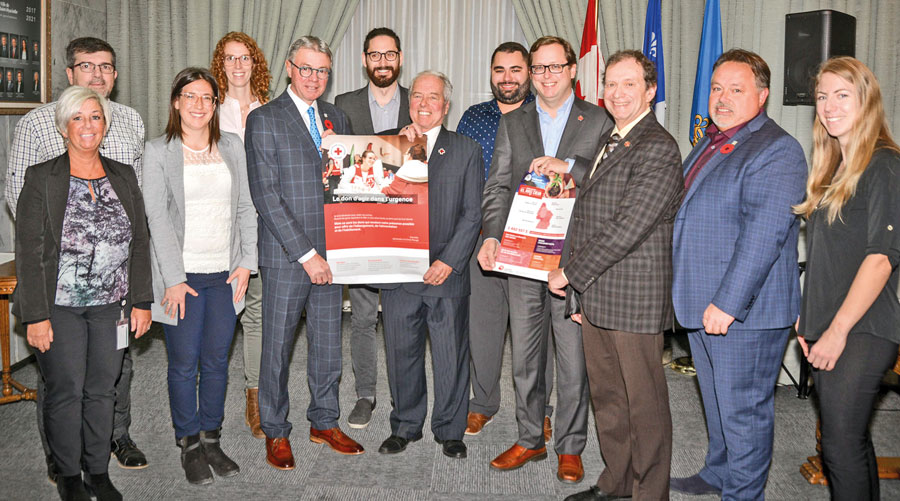 Le maire Claude Corbeil était accompagné des représentants de Centraide Richelieu-Yamaska, de la Croix-Rouge ainsi que des employés municipaux qui seront des ambassadeurs de la campagne de philanthropie au sein de l’organisation. Photo François Larivière | Le Courrier ©