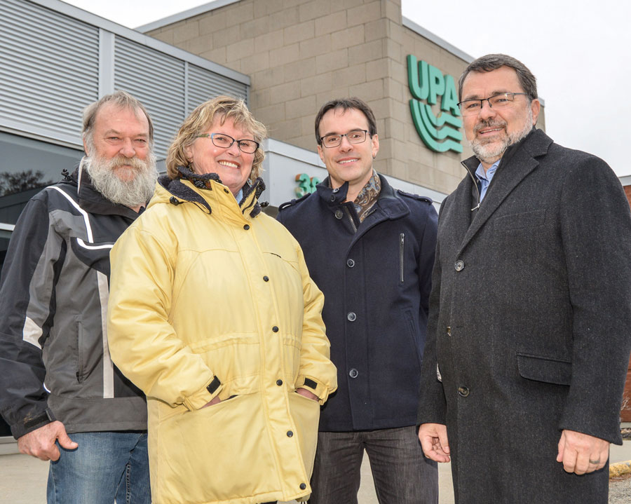 André Mousseau, agriculteur de Sainte-Marie-Madeleine, président du syndicat de l’UPA de la Vallée Maskoutaine et président des Producteurs en serres du Québec; Louise Savoie, agricultrice de Saint-Hyacinthe et vice-présidente du syndicat de l’UPA de la Vallée Maskoutaine; David Phaneuf, agriculteur de Saint-Liboire et président des Producteurs d’œufs d’incubation du Québec; et Christian St-Jacques, agriculteur de Saint-Pie et président de la Fédération de l’UPA de la Montérégie, devant les locaux maskoutains de l’organisation. Photo François Larivière  Le Courrier ©
