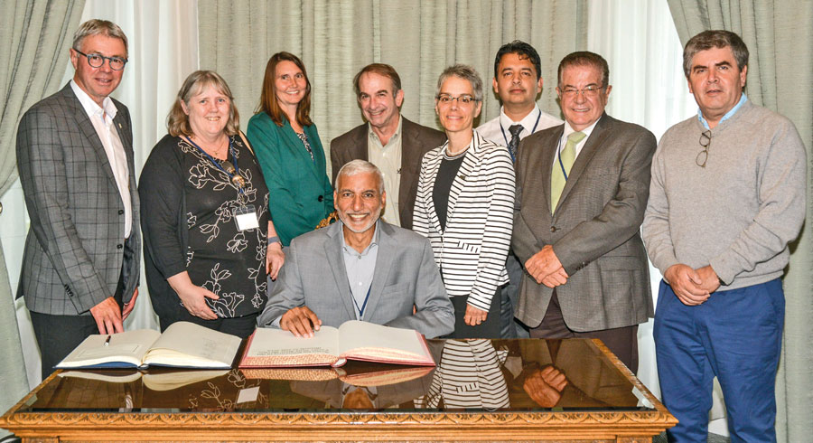 Lors de son passage à Saint-Hyacinthe, le vétérinaire en chef du Canada, le Dr Jaspinder Komal, a été invité à signer le Livre d’or de la Ville. Photo François Larivière | Le Courrier ©