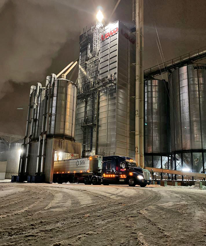 Le séchoir de Jefo Logistique, qui permet de sécher 100 tonnes de grain à l’heure, a permis de dépanner une dizaine de producteurs agricoles. Photo Jefo Logistique