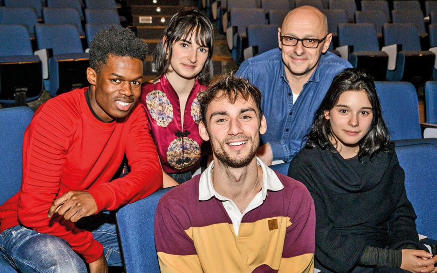 Sur la photo, les étudiants français de l’école La Comédie de Saint-Étienne, Djamil Mohamed et Élise Martin (aux extrémités), ainsi que les finissants de l’École de théâtre du Cégep de Saint-Hyacinthe, Léa-Maude Labrecque et Dominik Dagenais (au centre), en compagnie du metteur en scène Mario Borges. Photo François Larivière | Le Courrier ©