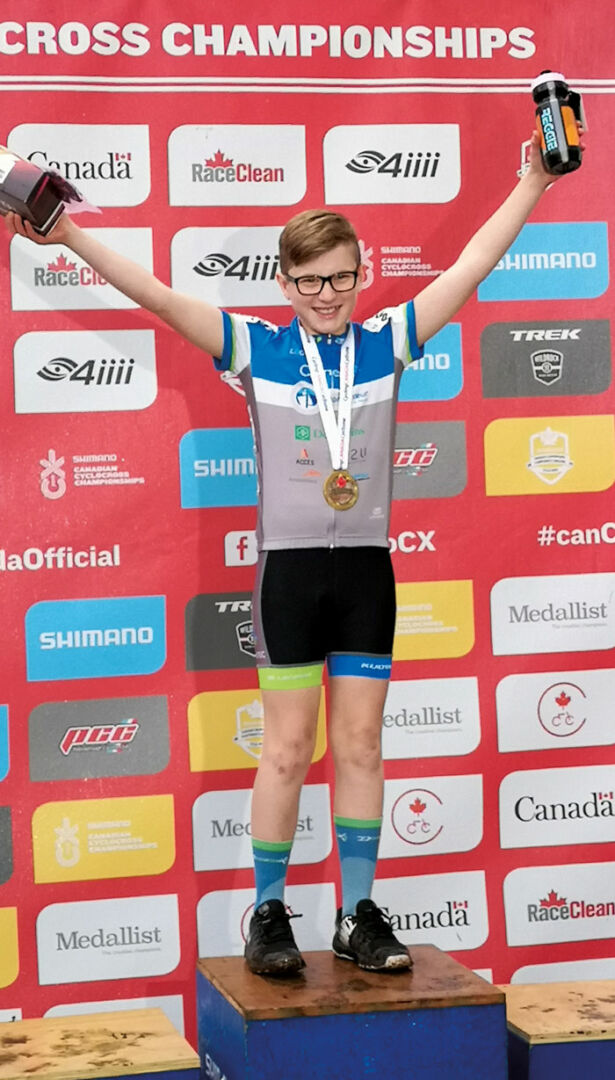 Louis-Charles Brouillard, sur la première marche du podium au terme du championnat canadien de cyclocross. Photo gracieuseté