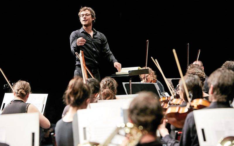Le chef Nicolas Ellis dirigera un orchestre à cordes de quinze musiciens, demain soir, lors du premier passage de l’Orchestre de l’Agora à Saint-Hyacinthe. Photo Michel Pineault