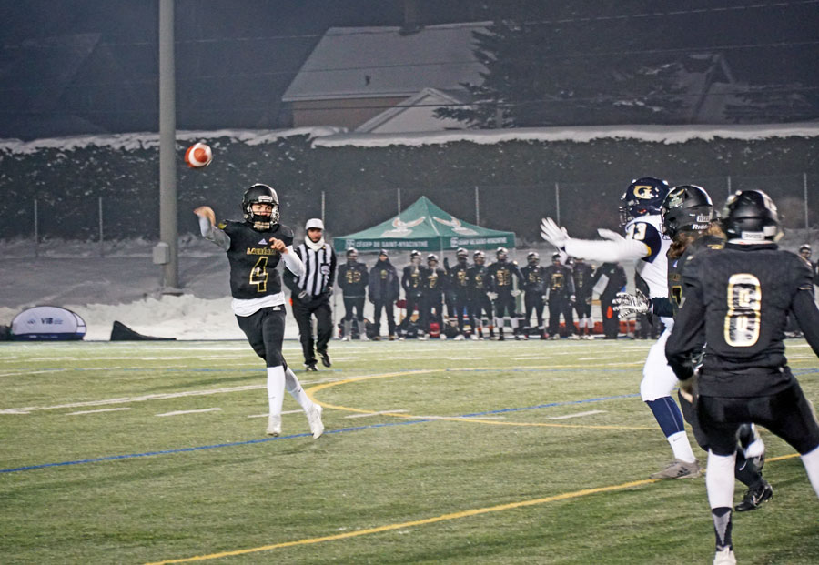 Malgré deux interceptions en tout début de rencontre, le quart-arrière Vincent Boyer a montré de quel bois il se chauffait en rebondissant avec une performance éclatante, si bien qu’il a été nommé le joueur du match. Photo gracieuseté RSEQ
