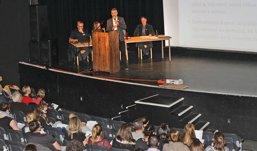 Plusieurs dizaines de membres du personnel de la commission scolaire, parents, commissaires et citoyens ont assisté à la présentation du projet, tenue le 5 novembre à la polyvalente Hyacinthe-Delorme. Photo Robert Gosselin | Le Courrier ©