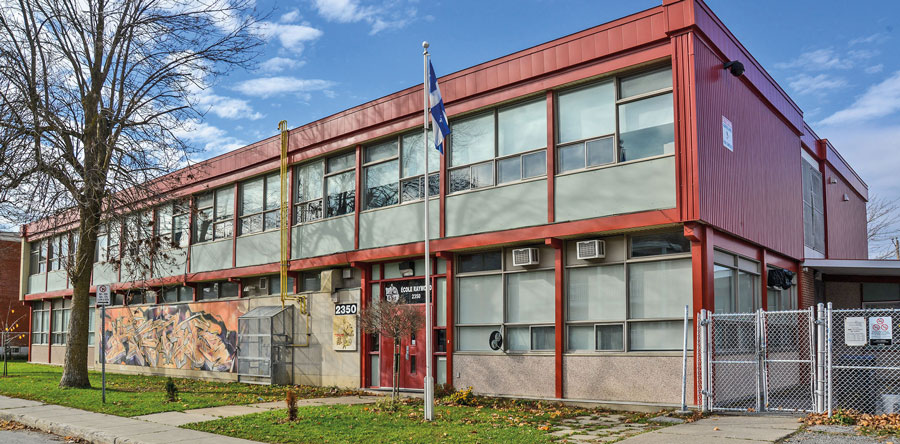 Présentée récemment dans nos pages, la nouvelle offre de service développée par la CSSH pour les écoles secondaires de la région proposait entre autres la fermeture de l’école Raymond. Nous vous présentons aujourd’hui le plaidoyer d’une mère qui se porte à la défense du modèle développé dans cette école. Photothèque | Le Courrier ©