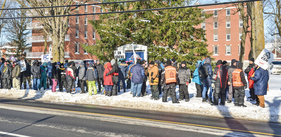Des employés en grève de l’usine Olymel de Princeville se sont fait voir et entendre devant le siège social de l’entreprise mercredi matin à Saint-Hyacinthe. Photo François Larivière | Le Courrier ©