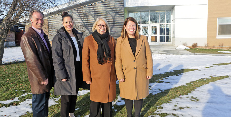Richard Flibotte, président de la CSSH, Maryse Gélinas, directrice de l’école aux Quatre-Vents, Francine Morin, mairesse de Saint-Bernard-de-Michaudville, et Caroline Dupré, directrice générale de la CSSH, au moment de présenter le résultat des travaux réalisés à l’immeuble Saint-Bernard. Photo Robert Gosselin | Le Courrier ©