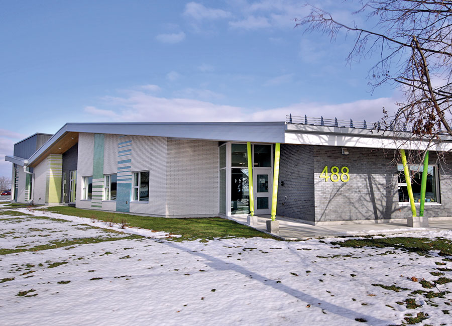 On peut maintenant voir l’apparence finale de la nouvelle école de Saint-Marcel, qui rappelle par son style la dernière école primaire construite dans le coin, à Saint-Barnabé-Sud. Photo Robert Gosselin | Le Courrier ©