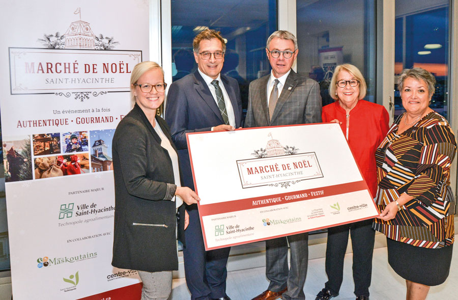 Sur la photo, de gauche à droite, Laurie Breault, directrice générale de la SDC centre-ville; André Barnabé, directeur général de Saint-Hyacinthe Technopole; Claude Corbeil, maire de Saint-Hyacinthe; Francine Morin, préfet de la MRC des Maskoutains; et Jacqueline Rainville, présidente de la Chambre de commerce de la grande région de Saint-Hyacinthe. Photo François Larivière | Le Courrier ©