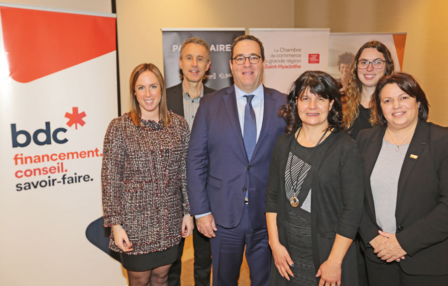 Sur la photo, dans l’ordre habituel, Marie-Pier Laliberté, administratrice de la Chambre de commerce de la grande région de Saint-Hyacinthe; Jean-Yves Matton du comité DRH de la Chambre de commerce; Pierre Cléroux, vice-président recherche et économiste en chef à la Banque de développement du Canada; Nathalie Allard du comité DRH de la Chambre de commerce; Rosalie Croteau, conseillère en communication à la Chambre de commerce; et Lucie Guillemette, directrice générale de la Chambre de commerce. Photo Robert Gosselin | Le Courrier ©