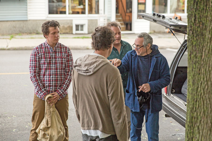 Sur la photo, on aperçoit le cinéaste maskoutain Claude Gagnon (à droite) lors du tournage de son long-métrage Les vieux chums, à Saint-Hyacinthe, l’été dernier. Photo gracieuseté