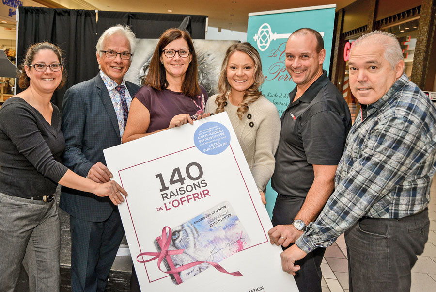 Les Galeries St-Hyacinthe se sont associées à l’artiste peintre Laurie Marois afin de lancer une campagne de financement au profit de l’organisme La Clé sur la porte par la vente de carte-cadeau à édition limitée. Photo François Larivière | Le Courrier ©