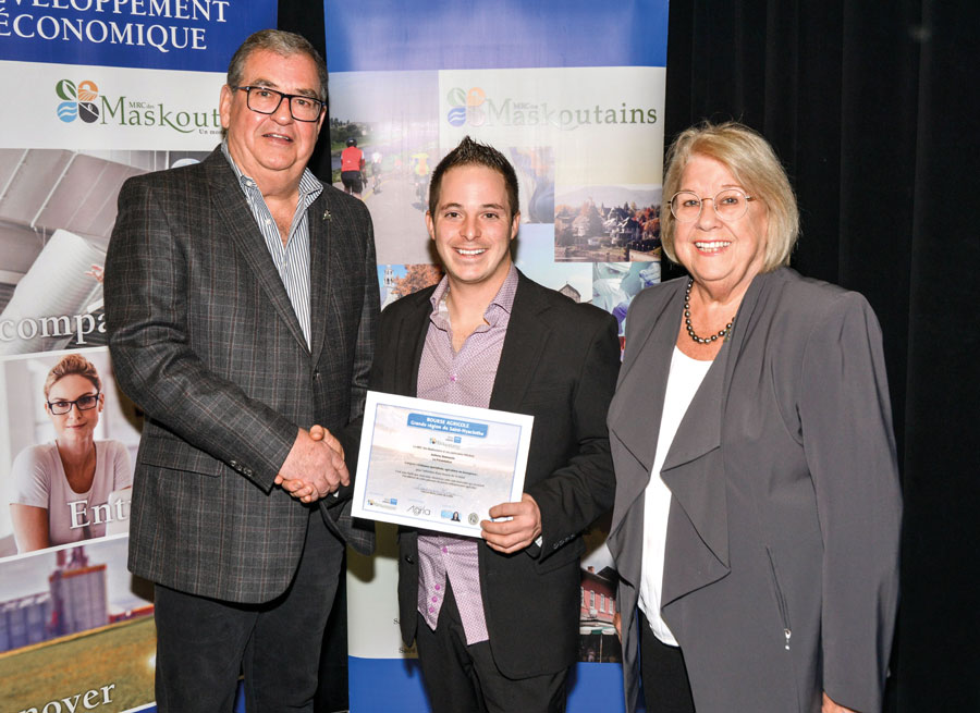 Sur la photo, Claude Roger, maire de La Présentation, félicite Anthony Desmarais, récipiendaire de la bourse agricole 2019. Ils sont accompagnés de Francine Morin, préfet de la MRC des Maskoutains. Photo François Larivière | Le Courrier ©