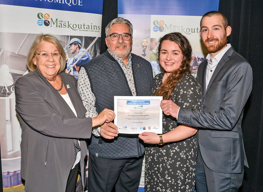 Sur la photo, Francine Morin, préfet de la MRC des Maskoutains, et Daniel Paquette, maire de Saint-Valérien-de-Milton, posent avec les lauréats de la bourse agricole 2019 Audrey Bélanger et son conjoint, Guillaume Lalumière. Photo François Larivière | Le Courrier ©