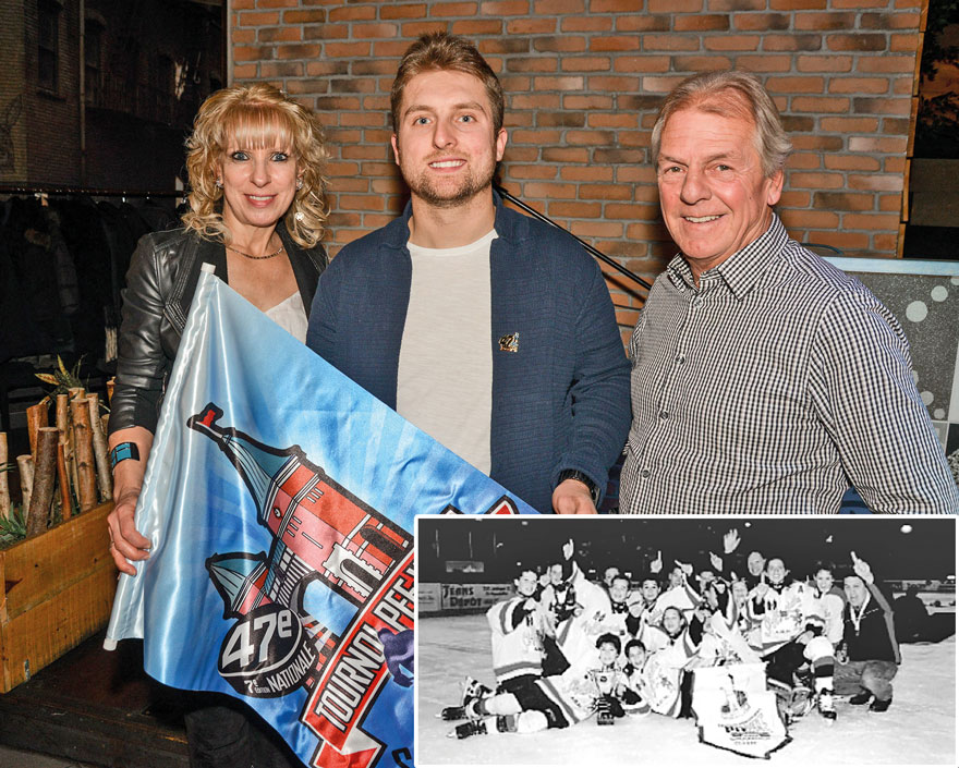 Le coprésident d’honneur de cette 47e édition, Matthieu B.-Laramée (au centre), se souvient encore de la victoire de son équipe au tournoi pee-wee de Saint-Hyacinthe en 2004 (en mortaise). On le voit ici en compagnie de sa mère Jasmine Blanchard et du président du tournoi Lucien Beauregard. Photo François Larivière | Le Courrier ©