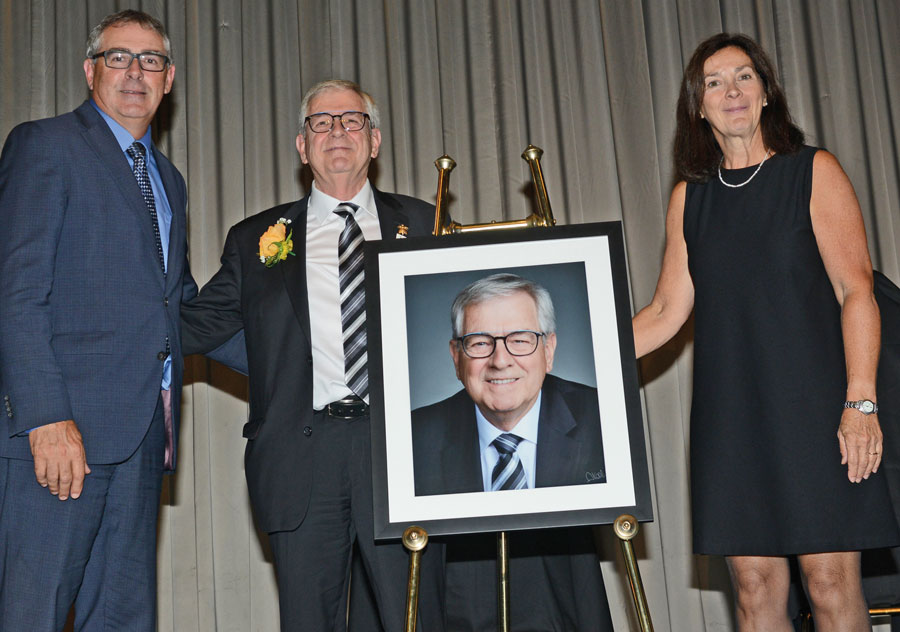 Yves Gauvin a fait son entrée au Temple de la renommée de l’agriculture du Québec. Sur la photo, de gauche à droite, on reconnaît Marcel Groleau, président de l’UPA, Yves Gauvin et Hélène Drapeau, présidente du Temple de la renommée, lors du dévoilement de la photo de M. Gauvin qui sera exposée. Photo gracieuseté