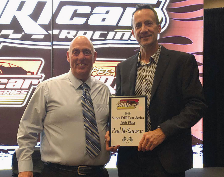 Paul St-Sauveur (à droite) au banquet de la série Super DirtCar, où on lui a remis une plaque pour sa 16e place au classement. Photo gracieuseté