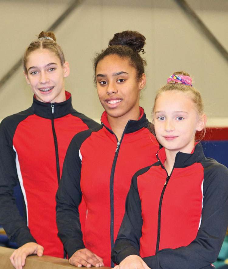 Sur la photo, les gymnastes Élizabeth Halde, Rosiane Morasse et Élizabeth Morin du club Gymnaska-Voltigeurs. Photo gracieuseté