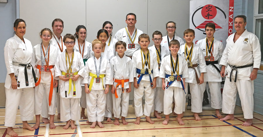 Sur la photo, quelques-uns des représentants du club maskoutain à la Coupe Gaston-Fortin. On retrouve Sensei Lucie Hébert, Raphaëlle Lussier, Justin Ouellet, Xavier Tremblay, Kaïna Arkoulis, Félix-Antoine Marquis, Marylie Caron, Marika Arkoulis, Alexis Deslauriers, Michel Lussier, Vincent Dionne, Félix Gervais-Lefebvre, Laurimai Lafond, Lohan Cordeau, Alexis Dionne, Ulysse Desmarais et Sensei Ricardo Ferro. Photo gracieuseté