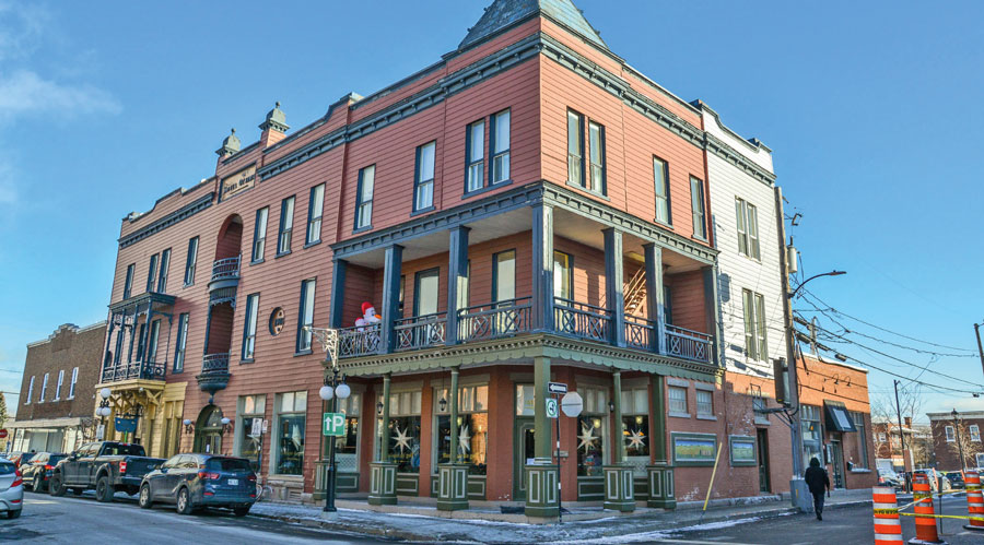 L’Hôtel Ottawa a été construit en 1903 à la suite … et oui, d’un incendie qui a ravagé le centre-ville cette année-là. Pas moins de 29 carrés de maisons y sont passés, en plus de sept manufactures et deux institutions, selon les informations du Centre d’histoire de Saint-Hyacinthe. Photo François Larivière | Le Courrier ©