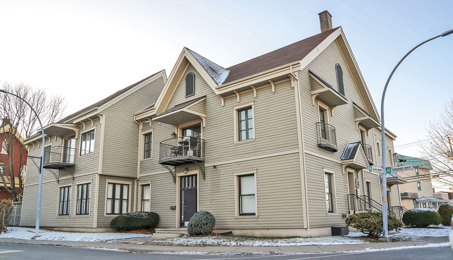 C’est à cet endroit que la Commission municipale du Québec s’installera bientôt à Saint-Hyacinthe. L’immeuble appartenant au Groupe Manor abrite déjà le Club maskoutain et des logements. Photo François Larivière | Le Courrier ©