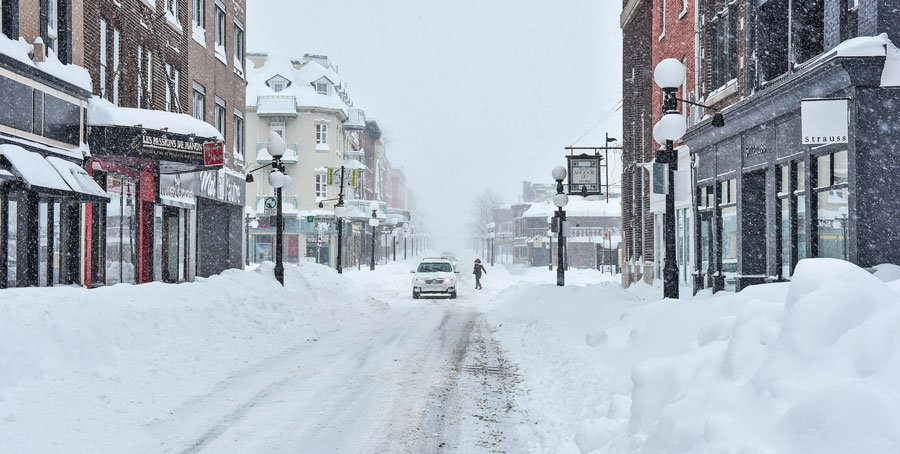 Nouveauté de l’an dernier, l’info-déneigement sera maintenant diffusé via un nouveau moyen de communication : l’alerte texto. Notre photo de la rue des Cascades remonte à la tempête historique du 14 et du 15 mars 2017. Photothèque | Le Courrier ©