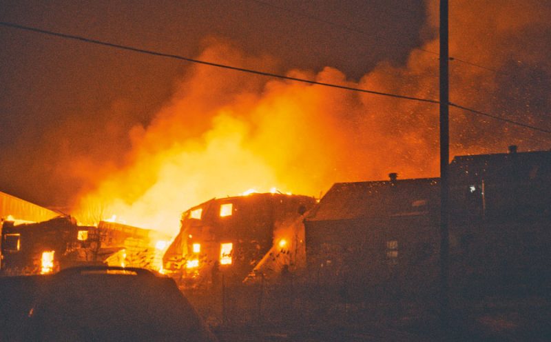 Un incendie violent a ravagé un bâtiment agricole le 5 décembre en soirée, sur le rang de la Carrière à Upton. Photo Priorité 1 Photographie