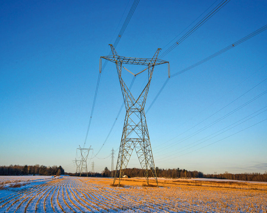 Section de la ligne électrique Hertel-Des Cantons qui traverse des terres agricoles sur le territoire de la municipalité de Sainte-Cécile-de-Milton. Photo François Larivière | Le Courrier ©
