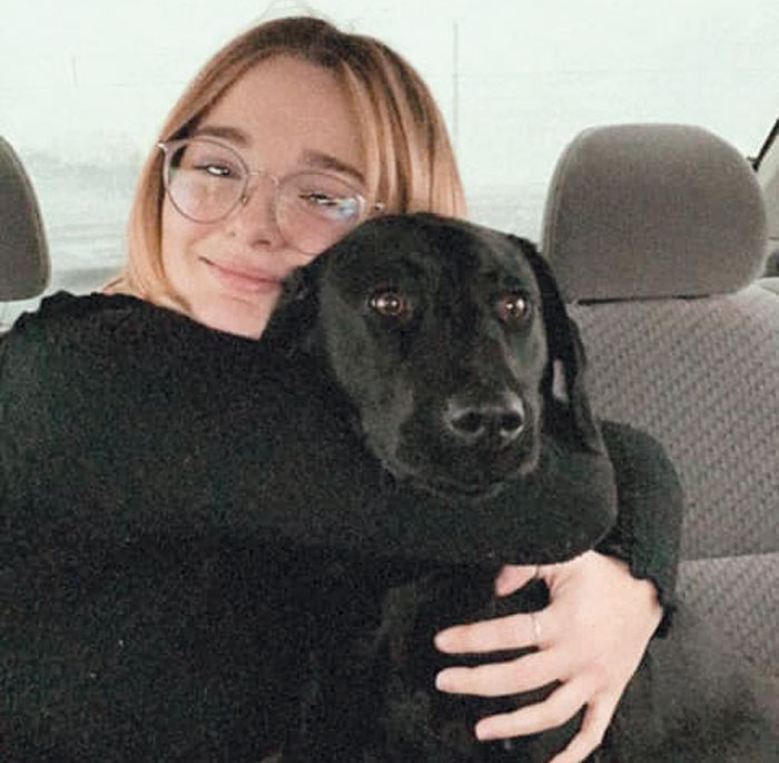 Après de longues journées d’inquiétude, Daphnée Millier a enfin retrouvé sa chienne Luna, à 34 km de chez elle. Cette photo a été prise lors des retrouvailles le samedi 4 janvier. Photo tirée de Facebook
