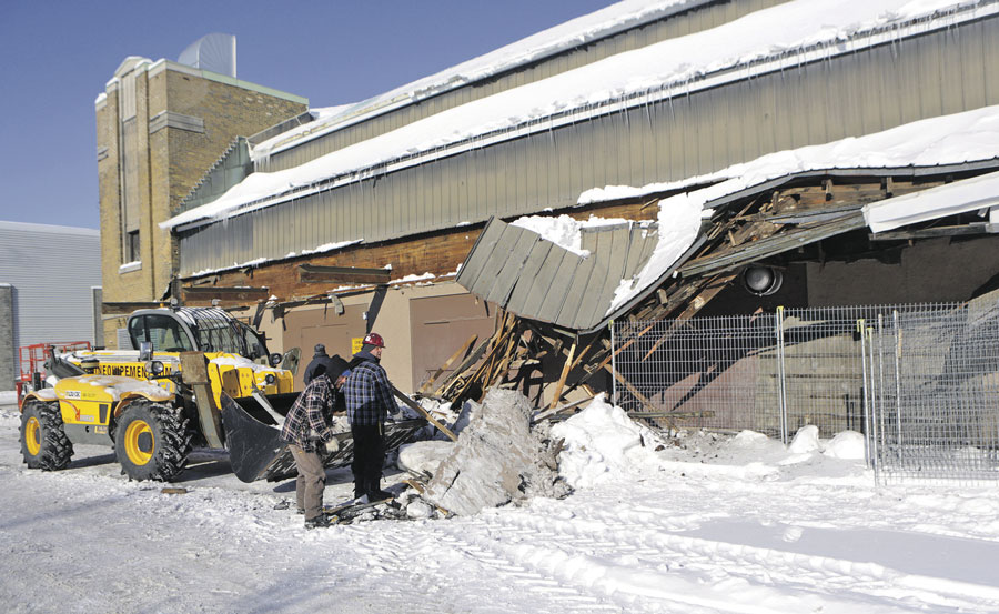 Des travaux plutôt imprévus ont dû être menés cette semaine au Stade L.-P.-Gaucher alors qu’un entrepreneur était déjà sur place pour réaliser la mise à niveau des chambres des joueurs en vue de la Coupe Telus 2020. Photo Robert Gosselin | Le Courrier ©