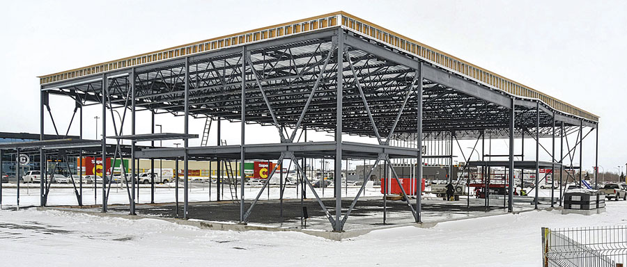 L’édifice commercial qui logera les restaurants La Belle & La Bœuf et le Souvlaki Bar est actuellement en construction sur le terrain des Galeries St-Hyacinthe. Photo François Larivière | Le Courrier ©