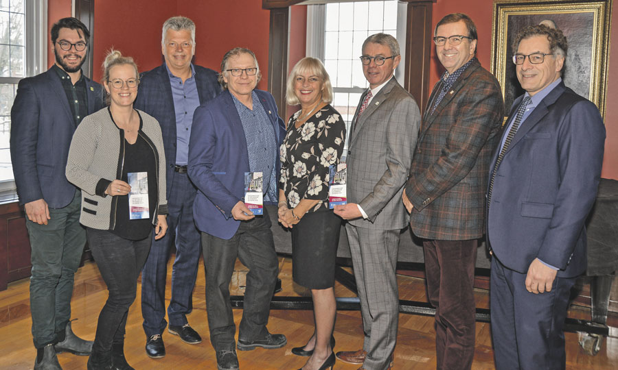 Sur la photo, dans l’ordre habituel, Cédric Meunier, conseiller en développement commercial de Saint-Hyacinthe Technopole; Laurie Breault, directrice générale de la Société de développement commercial centre-ville; Sylvain Gervais, directeur du développement commercial de Saint-Hyacinthe Technopole; Jeannot Caron, conseiller municipal du district Cascades; Me Hélène Beauchesne, directrice des services juridiques de la Ville de Saint-Hyacinthe; Claude Corbeil, maire de Saint-Hyacinthe; Louis Bilodeau, directeur général de la Ville de Saint-Hyacinthe; et André Barnabé, directeur général de Saint-Hyacinthe Technopole. Photo François Larivière | Le Courrier ©