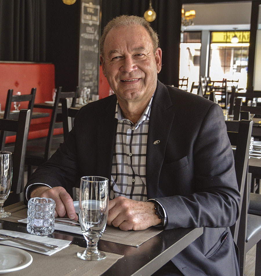 L’homme d’affaires et restaurateur maskoutain Guy Duhaime accroche son tablier. Il a cependant accepté de se mettre à la table une dernière fois pour raconter ses années de dur labeur passées au Pépé Trattoria. Photothèque | Le Courrier ©