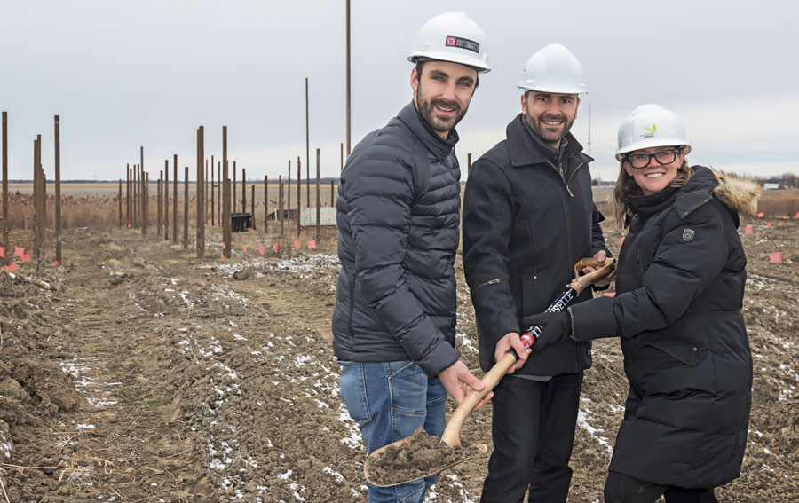 Dany Malenfant et Frédérik Loiselle, dirigeants de Pliage Maska et DM Inox, et Karine Guilbault, directrice du développement industriel de Saint-Hyacinthe Technopole. Photo Patrick Roger