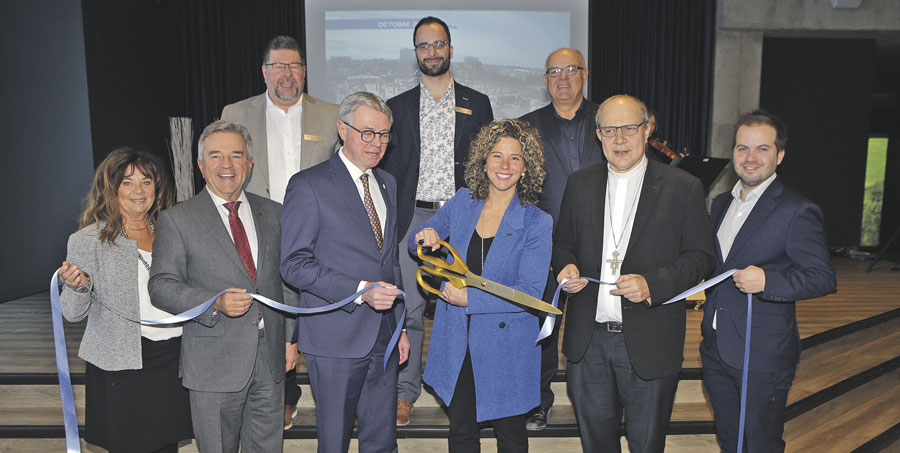 Sur la photo, au premier plan, Lise d’Amour, membre du comité consultatif du Groupe Robin; Robert Robin, président du conseil d’administration du Groupe Robin; Claude Corbeil, maire de Saint-Hyacinthe; Nellie Robin, présidente du Groupe Robin; monseigneur Christian Rodembourg, évêque de Saint-Hyacinthe; et Guillaume Fournier, chargé de projet construction au Groupe Robin. Au second plan, Paul Mercier, directeur principal des RPA (résidences pour personnes âgées) au Groupe Robin; Michael St-Jean, directeur adjoint du Saphir; et Daniel Fafard, chargé de projet construction au Groupe Robin. Photos Robert Gosselin | Le Courrier ©
