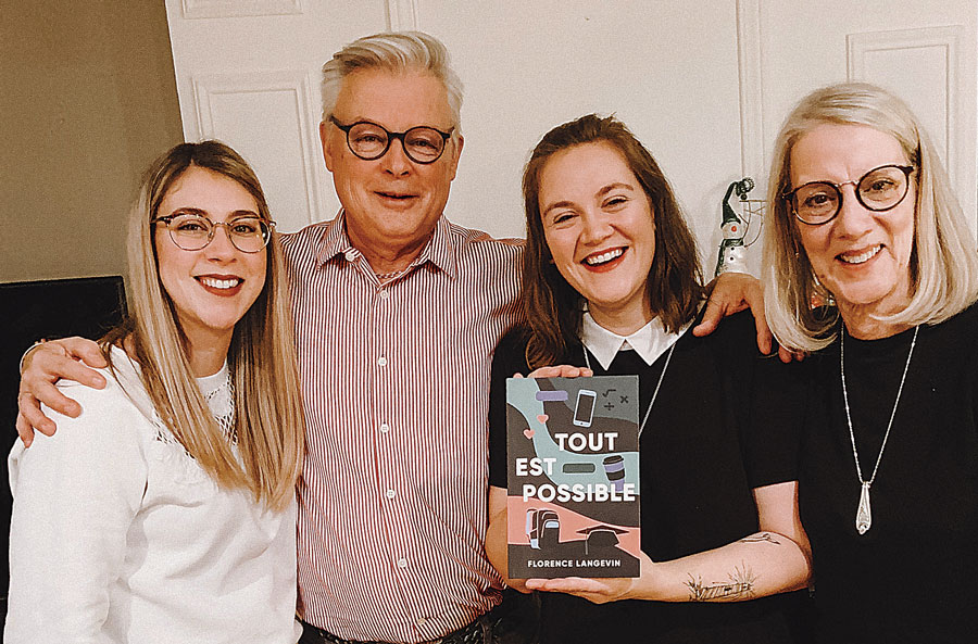Florence Langevin (au centre) a surpris sa famille à Noël en leur dévoilant son premier livre, Tout est possible. Photo gracieuseté