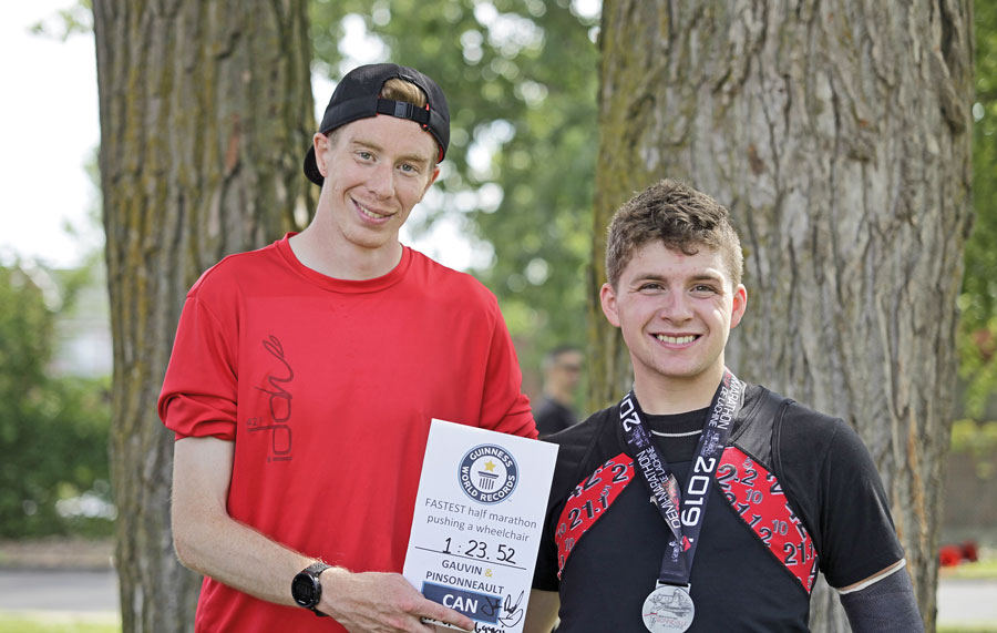 Le coureur Julien Pinsonneault et Charles-Olivier Gauvin, après le demi-marathon de Lachine, où ils ont réalisé leur record Guinness, cet été. Photo gracieuseté